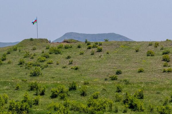 Флаг Азербайджана на  территории, где прошла делимитация - Sputnik Армения