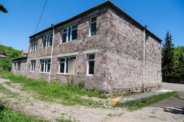 Аварийное здание действующей школы села Киранц - Sputnik Армения