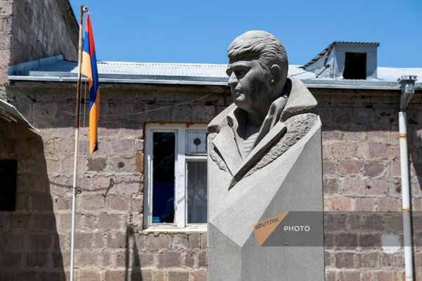 Бюст Геворга Варданяна во дворе действующей школы села Киранц - Sputnik Армения