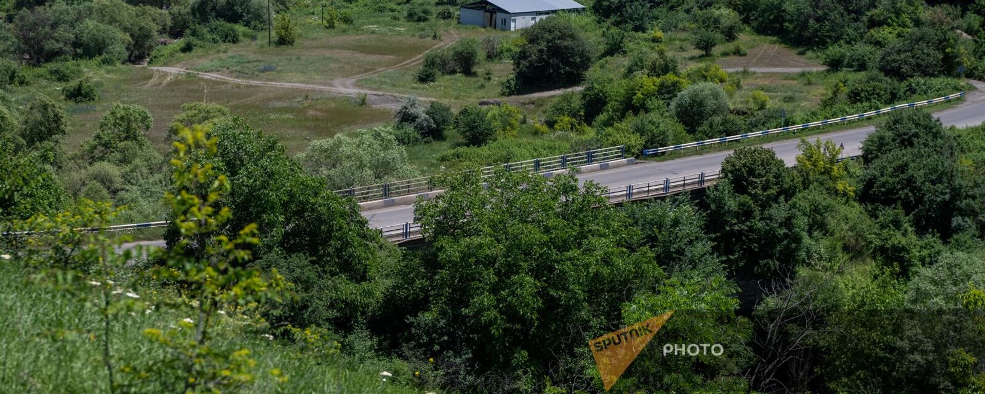 Действующая дорога и мост у села Киранц - Sputnik Армения, 1920, 19.06.2024