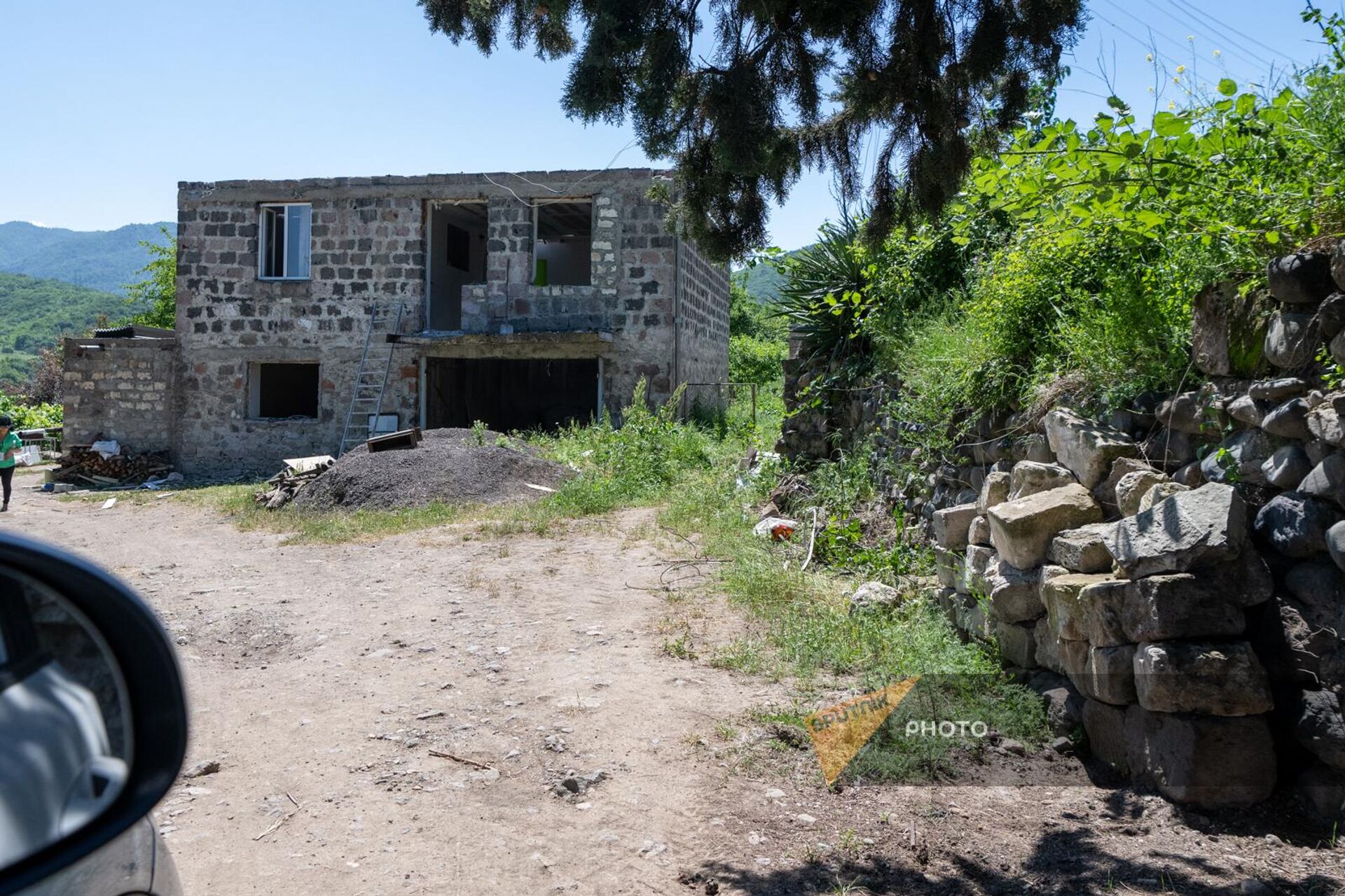 Демонтаж дома Мгера в Киранце, территория которого переходит под контроль Азербайджана после делимитации - Sputnik Армения, 1920, 07.06.2024