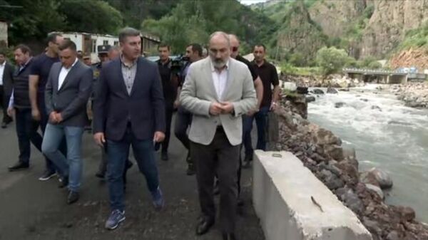 Пашинян посетил зону бедствия в Лорийской области  - Sputnik Армения