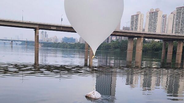 Воздушный шар, предположительно отправленный Северной Кореей, на реке Хан в Сеуле (9 июня 2024). Южная Корея - Sputnik Армения