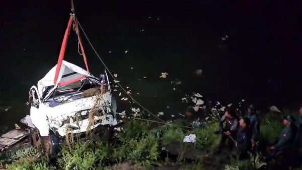 Спасатели вытаскивают автомобиль, упавший в реку Раздан (8 июня 2024). Севан - Sputnik Армения