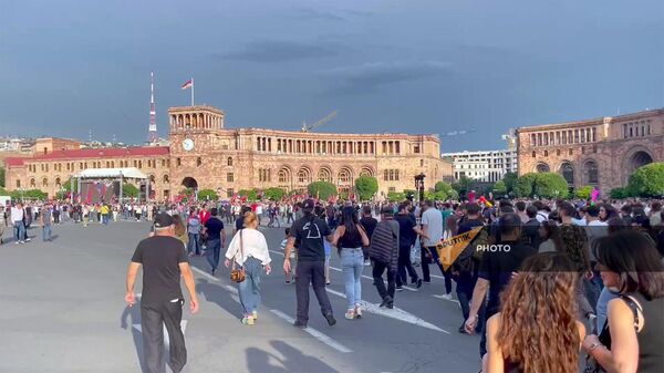 Активисты собираются на площади Республики перед началом митинга (9 июня 2024). Еревaн - Sputnik Армения