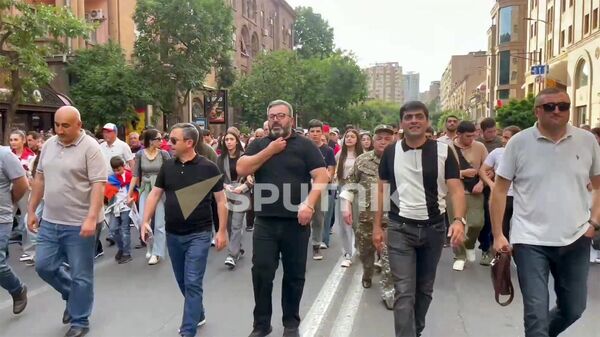 Участники митинга с требованием отставки Никола Пашиняна собираются на площади Республики в Ереване - Sputnik Արմենիա