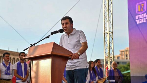 Адвокат Рубен Меликян выступает с речью во время митинга на площади Республики (9 июня 2024). Еревaн - Sputnik Армения