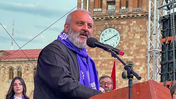 Баграт Галстанян выступает с речью во время митинга на площади Республики (9 июня 2024). Еревaн - Sputnik Армения