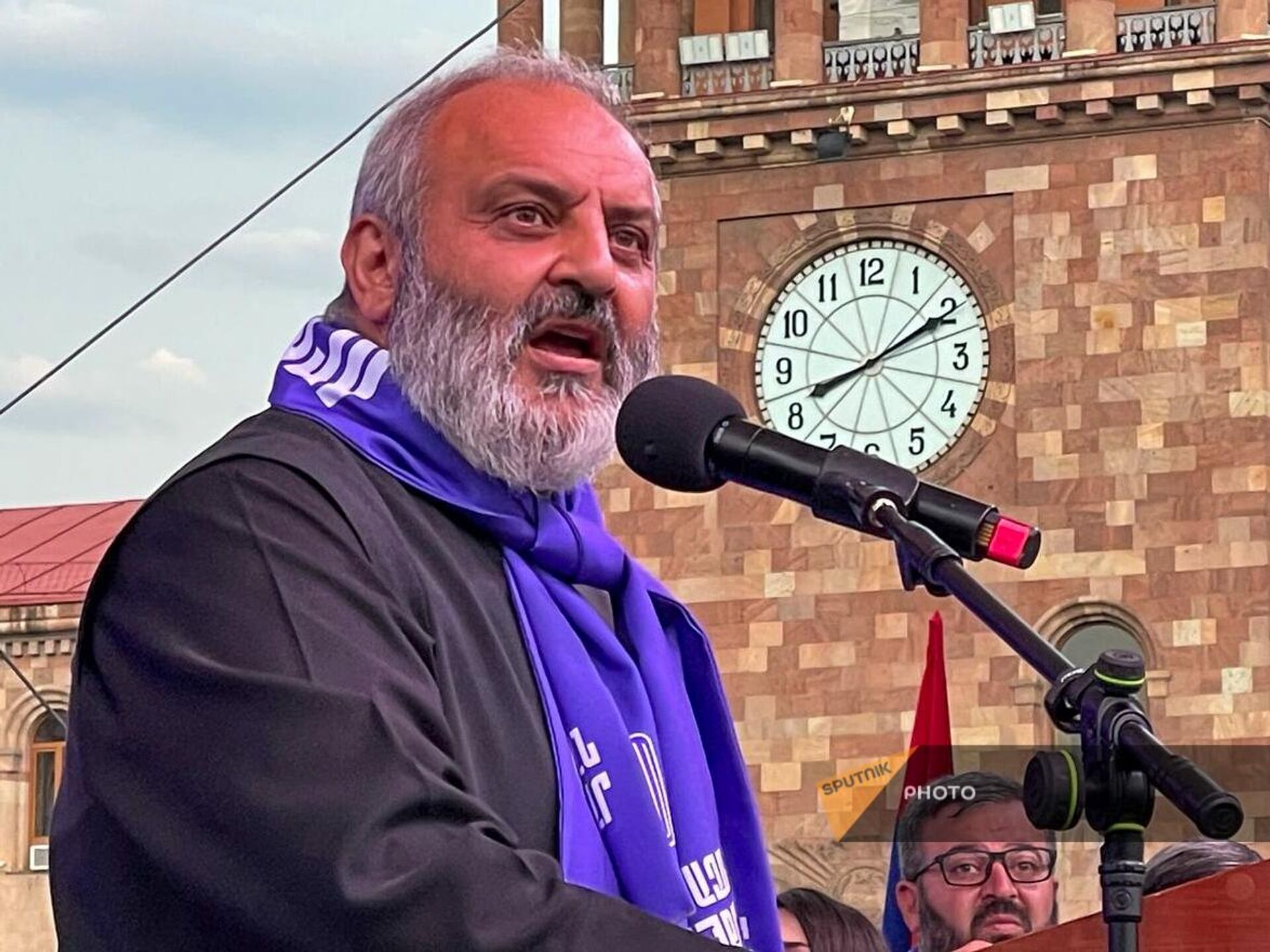 Баграт Галстанян выступает с речью во время митинга на площади Республики (9 июня 2024). Еревaн - Sputnik Армения, 1920, 09.06.2024