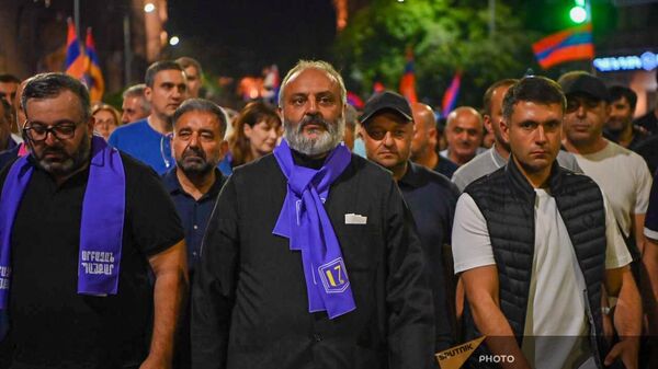 Шествие во главе с Багратом Галстаняном после митинга (9 июня 2024). Еревaн - Sputnik Армения