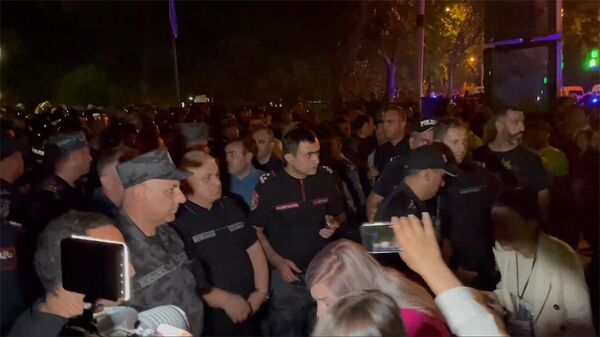 Полиция перекрыла улицу у парламента Армении: митингующим предлагают идти другим путем