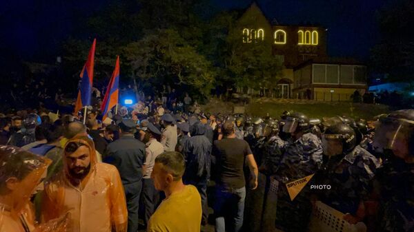 Полиция перекрыла путь перед шествием во главе с Багратом Галстаняном на перекрестке улиц Прошяна и Демерчяна (10 июня 2024). Еревaн - Sputnik Армения