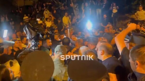 Ситуация накалилась: произошла стычка протестующих с полицией. - Sputnik Արմենիա