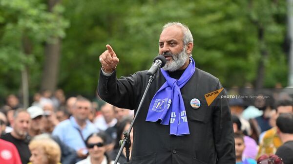 Архиепископ Баграт Галстанян выступает на митинге (10 июня 2024). Еревaн - Sputnik Արմենիա