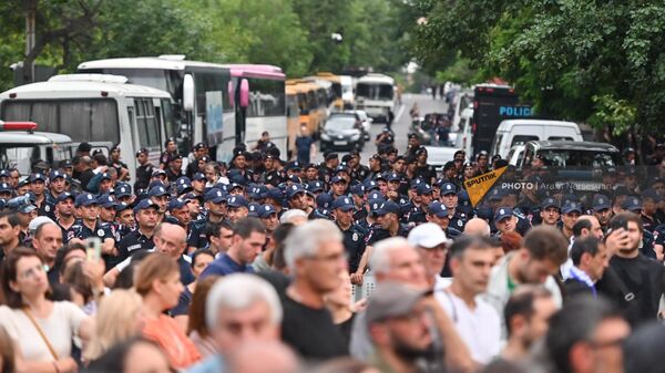 Полиция на митинге архиепископа Баграта Галстаняна (10 июня 2024). Еревaн - Sputnik Արմենիա