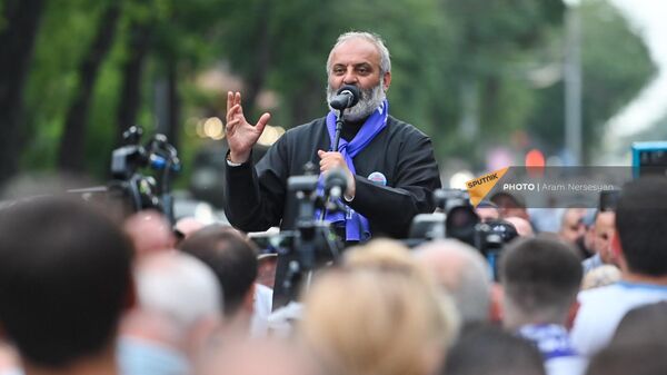 Архиепископ Баграт Галстанян выступает на митинге (10 июня 2024). Еревaн - Sputnik Армения