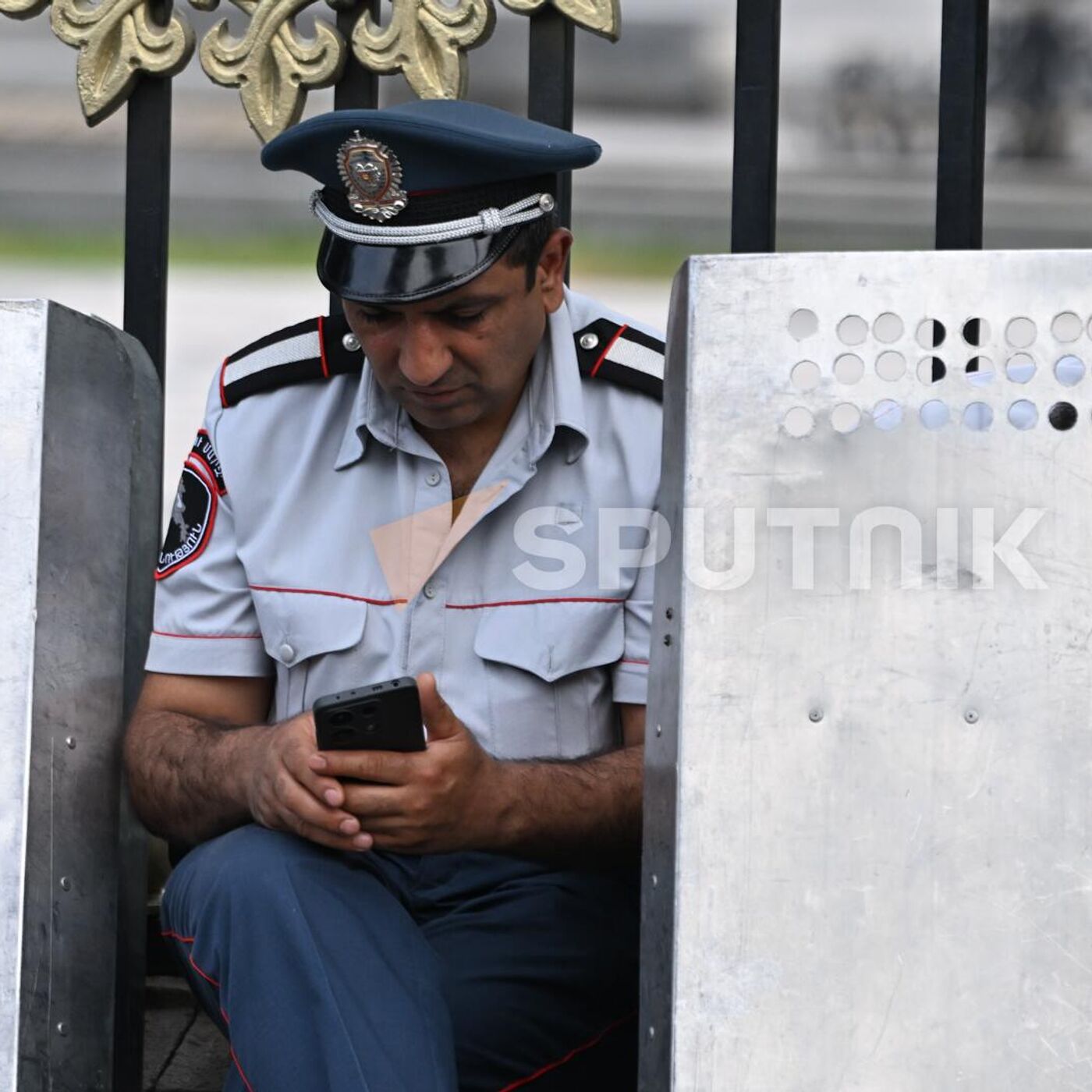 Протестное движение и полицейские в минуты передышки - фотолента -  10.06.2024, Sputnik Армения