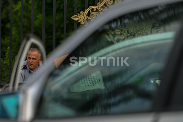Ոստիկանության ծառայողը Բաղրամյան պողոտայում&#x60; ԱԺ դարպասների մոտ - Sputnik Արմենիա