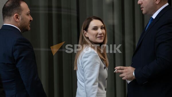 Посол Армении в США Лилит Макунц у здания МИД (11 июня 2024). Еревaн - Sputnik Армения