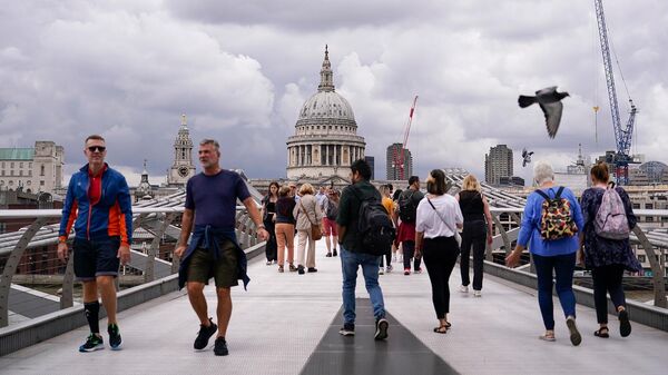 Люди проходят по мосту Миллениум у собора Святого Павла (12 сентября 2023). Лондон - Sputnik Армения