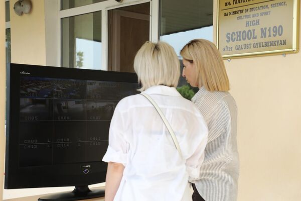 Ծնողները էկրանին հետևում են քննությանը - Sputnik Արմենիա