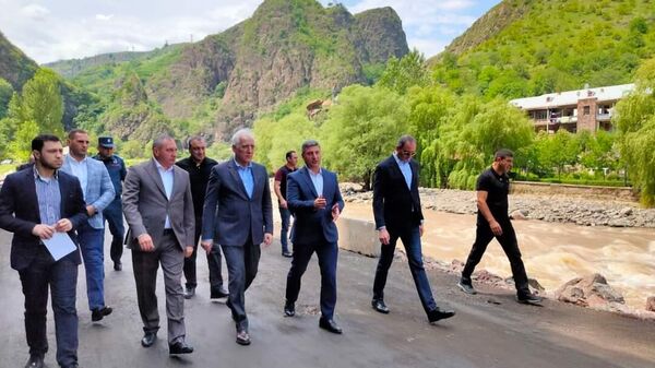 Президент Ваагн Хачатурян посетил пострадавшие от майского наводнения населенные пункты (11 июня 2024). Лори - Sputnik Армения