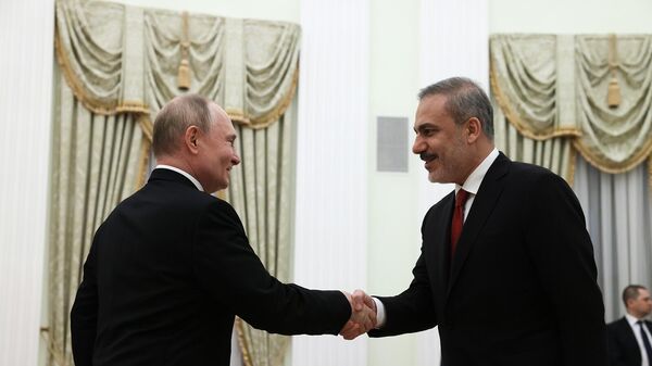Президент РФ Владимир Путин и министр иностранных дел Турции Хакан Фидан во время встречи (11 июня 2024). Москвa - Sputnik Армения