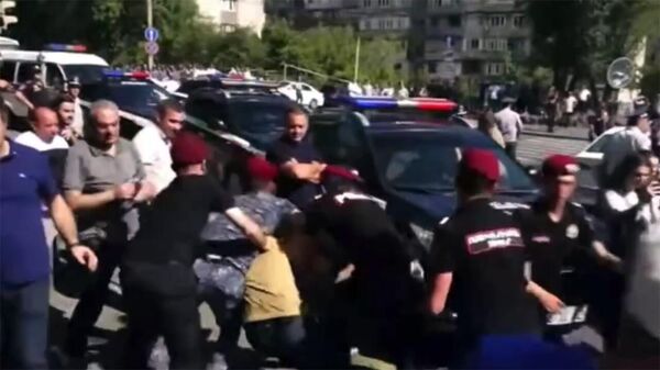 Полицейские начали задержания у здания НС Армении, где собрались сторонники движения Тавуш во имя Родины - Sputnik Արմենիա