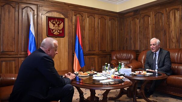 Президент Ваагн Хачатурян посетил Посольство РФ по случаю Дня России (12 июня 2024). Еревaн - Sputnik Армения