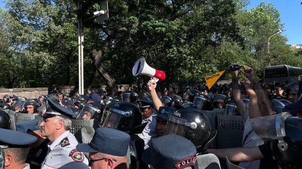 Полиция во время митинга (12 июня 2024). Еревaн - Sputnik Армения