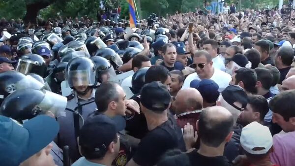 Потасовка участников митинга с полицейскими (12 июня 2024). Еревaн - Sputnik Армения