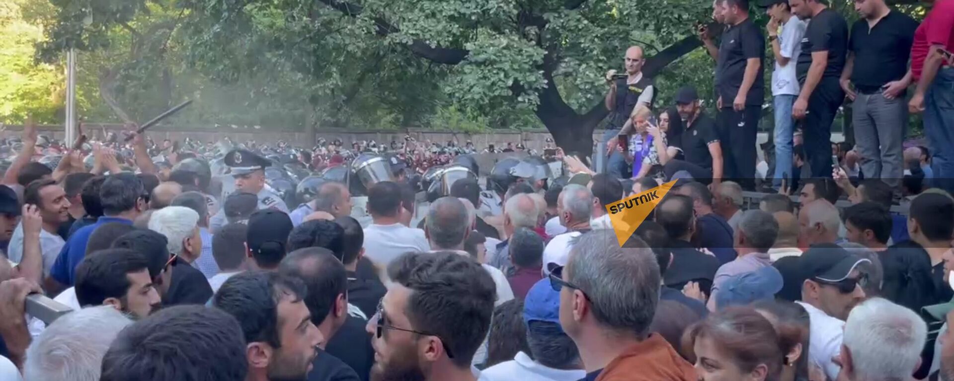 Потасовка участников митинга с полицейскими (12 июня 2024). Еревaн - Sputnik Армения, 1920, 14.06.2024
