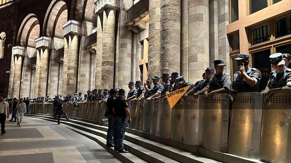 Полиция со щитами на входе в здание Правительства на площади Республики (12 июня 2024). Еревaн - Sputnik Армения