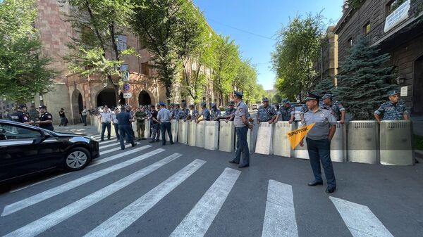 Полиция со щитами оцепила улицу у здания Правительства (13 июня 2024). Еревaн - Sputnik Армения