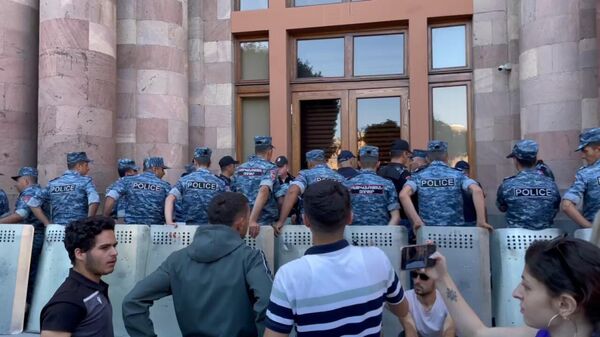 Полицейские отвернулись от протестующих во время выступления архиепископа Баграта Галстаняна - Sputnik Армения