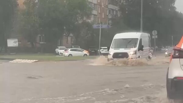 Затонувшие машины и автобусы: кадры последствий мощного ливня в Москве - Sputnik Армения