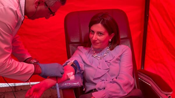 ՀՀ առողջապահության նախարար Անահիտ Ավանեսյանն արյուն է հանձնել մայրաքաղաքի Խաչքարերի պուրակում ու հորդորել է նույնն անել բոլորին - Sputnik Արմենիա