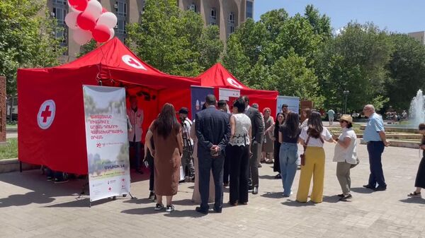 В Ереване во Всемирный день донора открыты пункты сдачи крови в различных районах столицы - Sputnik Армения