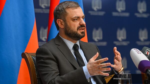 Министр экономики Геворг Папоян во время пресс-конференции по случаю 100 дней в должности (14 июня 2024). Еревaн - Sputnik Армения