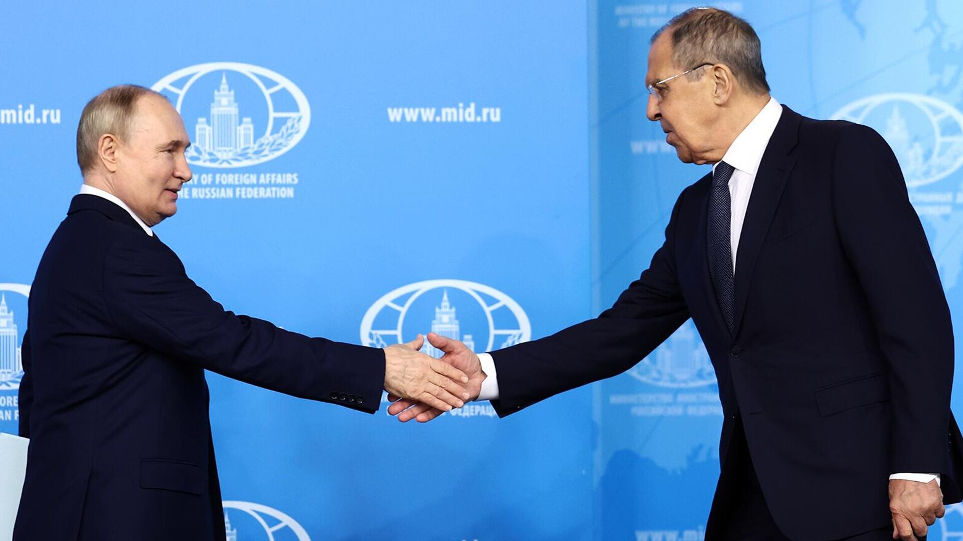 Президент РФ Владимир Путин приветствует министр иностранных дел РФ Сергея Лаврова перед началом время встречи с руководством МИД РФ (14 июня 2024). Москвa Президент РФ Владимир Путин приветствует министр иностранных дел РФ Сергея Лаврова перед началом время встречи с руководством МИД РФ (14 июня 2024). Москвa - Sputnik Армения, 1920, 21.03.2025