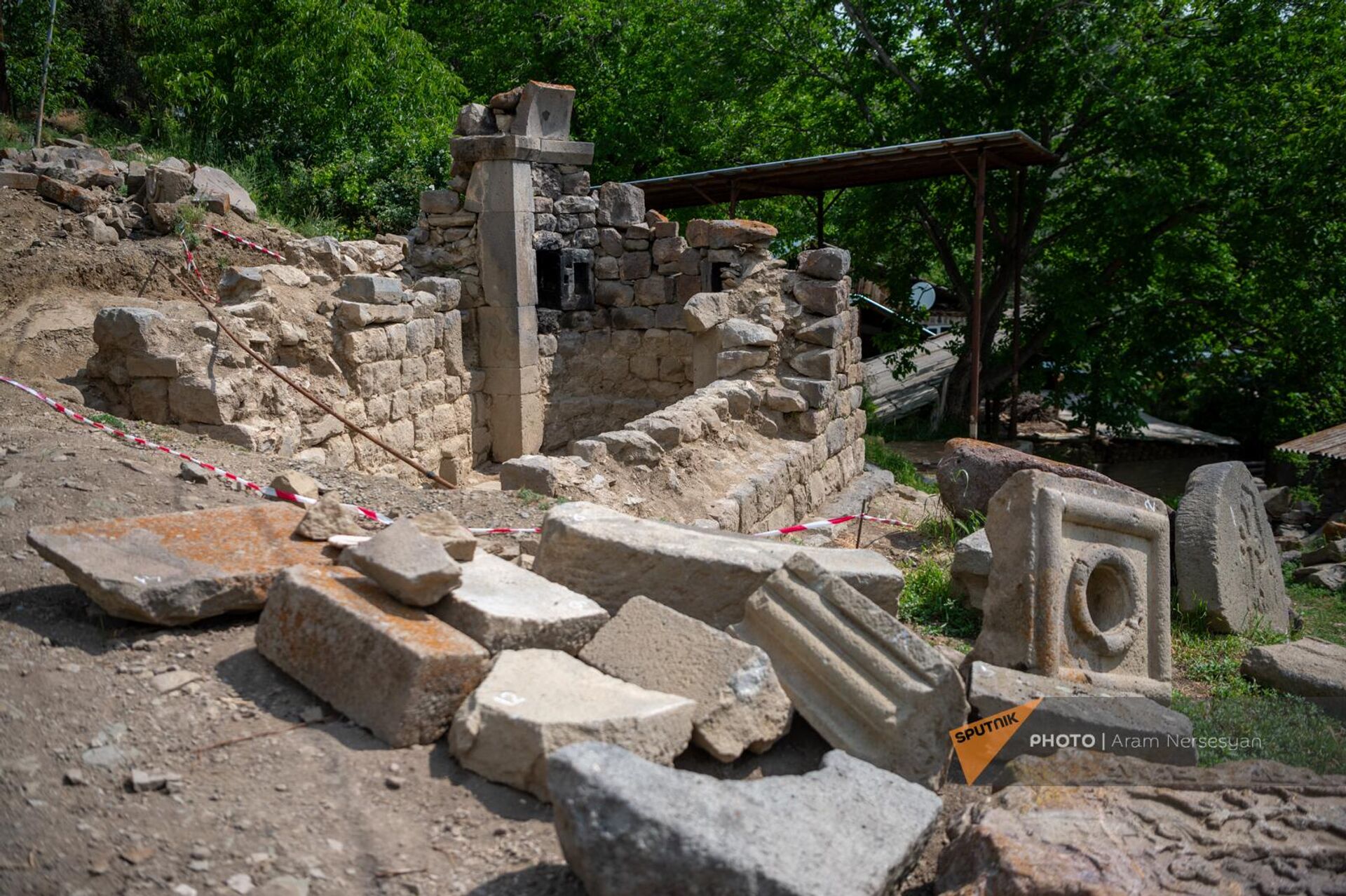 Руины церкви на территории Палаты Чесара Орбеляна - Sputnik Армения, 1920, 15.06.2024