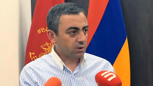 Ишхан Сагателян общается с прессой (14 июня 2024). Еревaн - Sputnik Армения