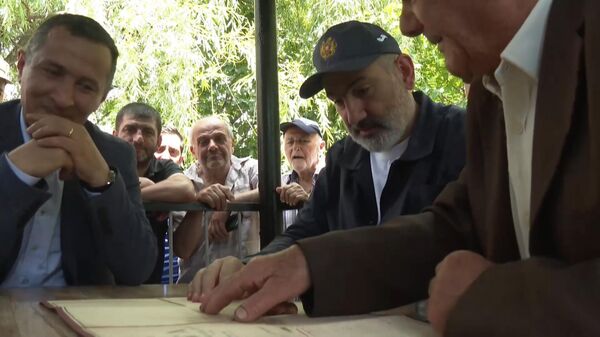 Премьер-министр Никол Пашинян с жителями села Неркин Ханд обсуждает основные проблемы села - Sputnik Армения