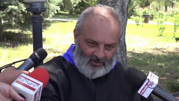 Архиепископ Баграт Галстанян общается с прессой (17 июня 2024). Еревaн - Sputnik Армения