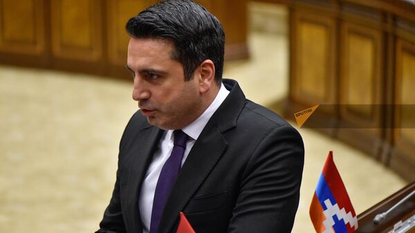 Ален Симонян на созыве внеочередного заседания парламента с посланием об отставке правительства (17 июня 2024). Еревaн - Sputnik Армения