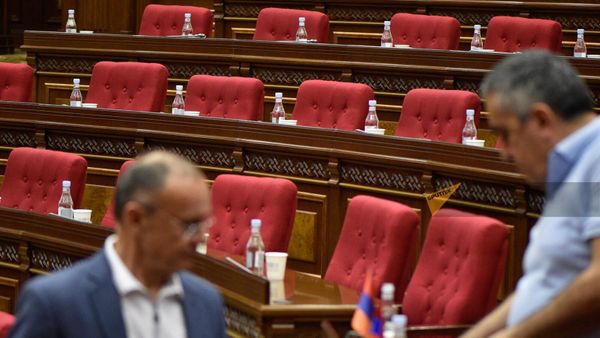 Сейран Оганян и Армен Рустамян в перерыве созыва внеочередного заседания парламента с посланием об отставке правительства (17 июня 2024). Еревaн - Sputnik Армения