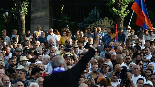 Архиепископ Баграт Галстанян проводит митинг движения Тавуш во имя Родины на проспекте Баграмяна (17 июня 2024). Ереван - Sputnik Армения