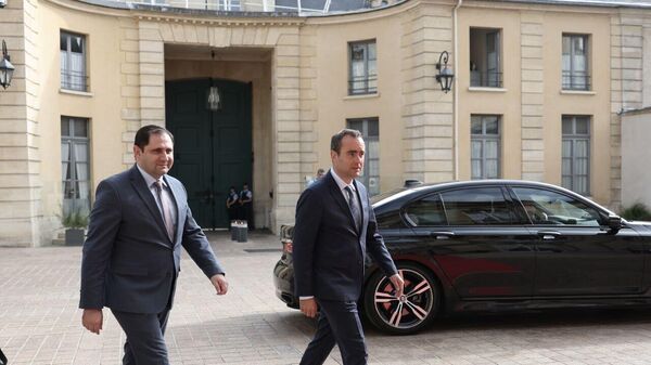 В рамках рабочего визита во Францию министр обороны Сурен Папикян встретился с министром вооруженных сил Франции Себастьеном Лекорню (17 июня 2024). Париж - Sputnik Армения