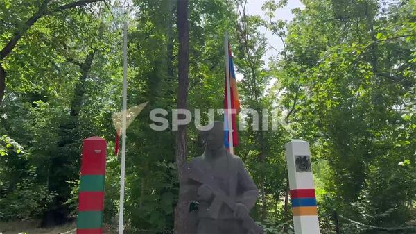 В парке Победы в Ереване сорвали флаг и герб РФ, установленные у памятника пограничникам - Sputnik Армения