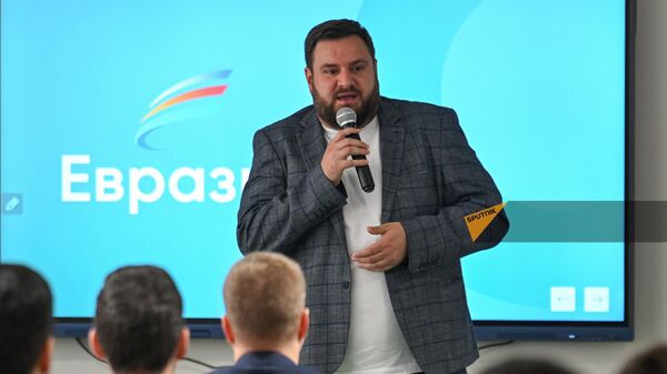 Блогер Мика Бадалян на презентации НКО Евразия (18 июня 2024). Ереван - Sputnik Армения